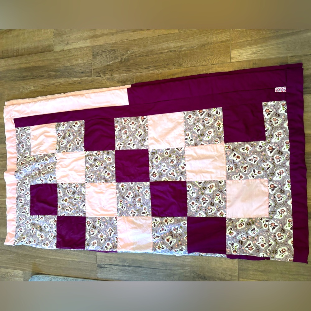 Vintage flowered Patchwork Quilt in Pink and Purple